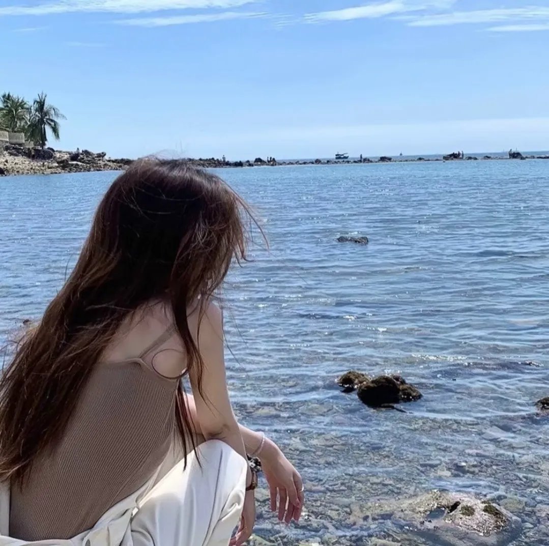 出墙红杏两家春